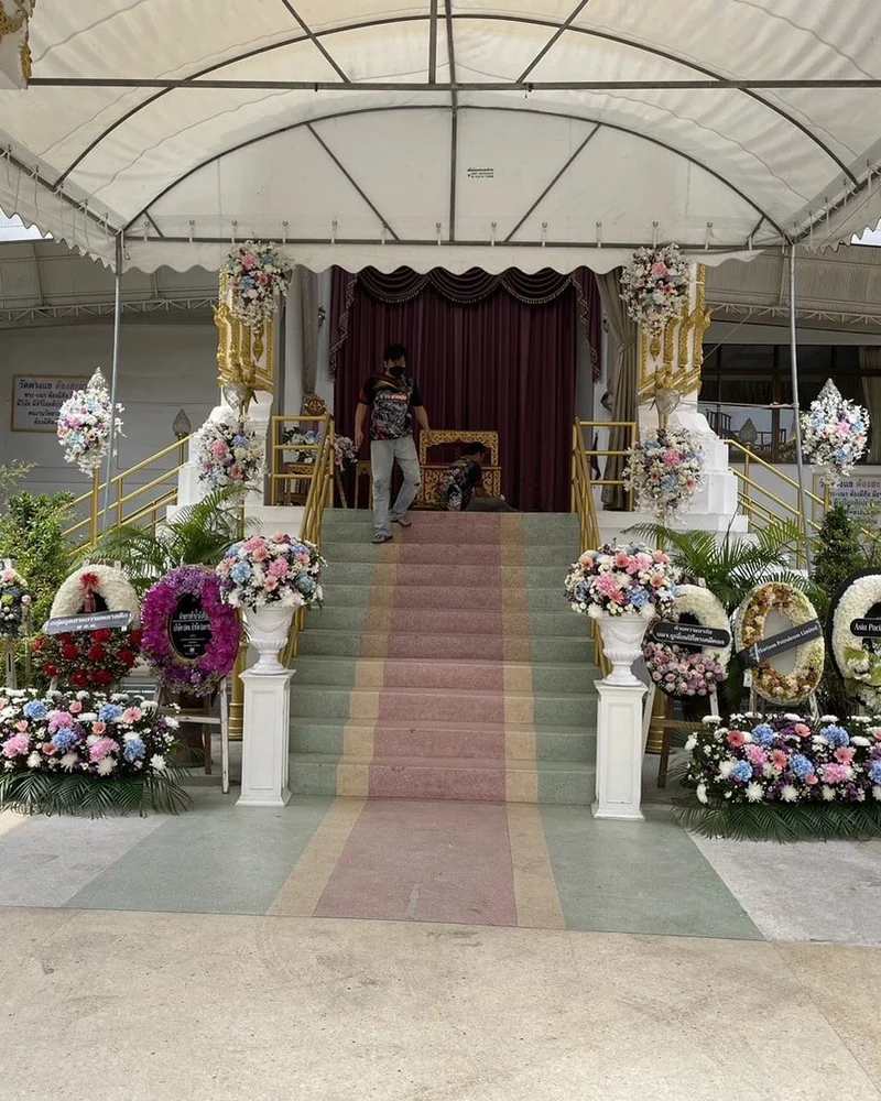 ดอกไม้ประดับเมรุ โทนชมพูขาว ซุ้มทางเดินสู่เมรุ ส่งวัดในกรุงเทพ