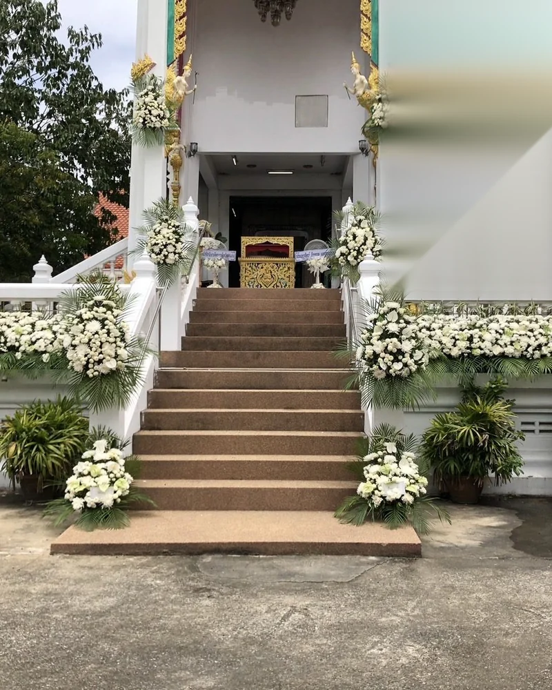 ดอกไม้ประดับเมรุ โทนขาวล้วน พุ่มแน่นไล่ระดับบันได ส่งวัดในกรุงเทพ