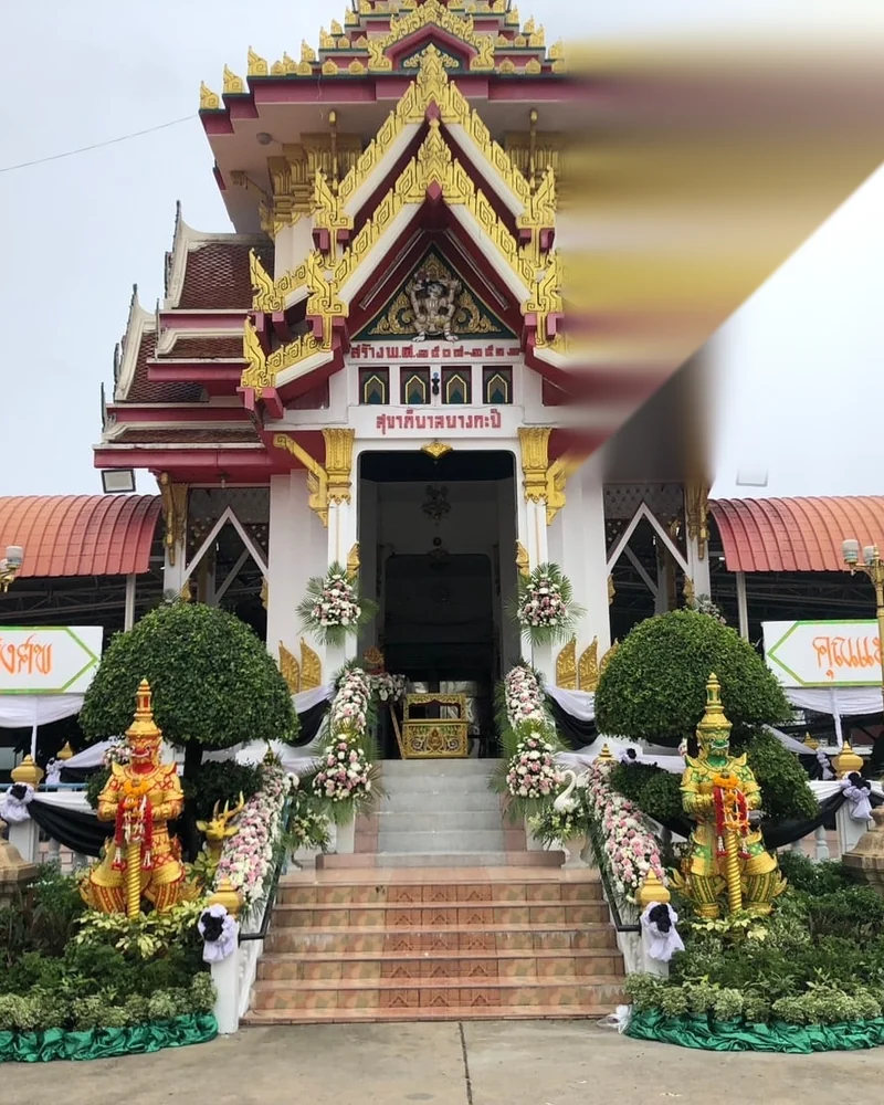 ดอกไม้ประดับเมรุ โทนเหลืองขาว หน้าบันไดเมรุทรงไทย ส่งวัดในกรุงเทพ