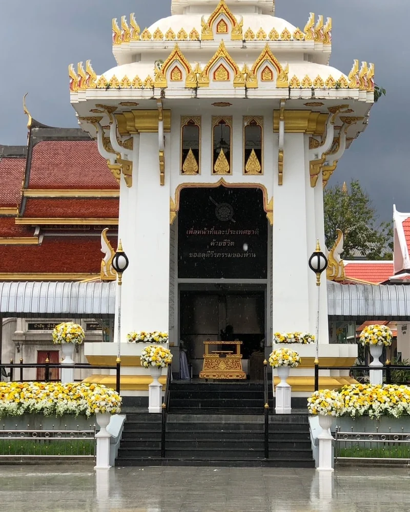 ดอกไม้ประดับเมรุ โทนขาวครีม รอบฐานเมรุขาวทอง ส่งวัดในกรุงเทพ