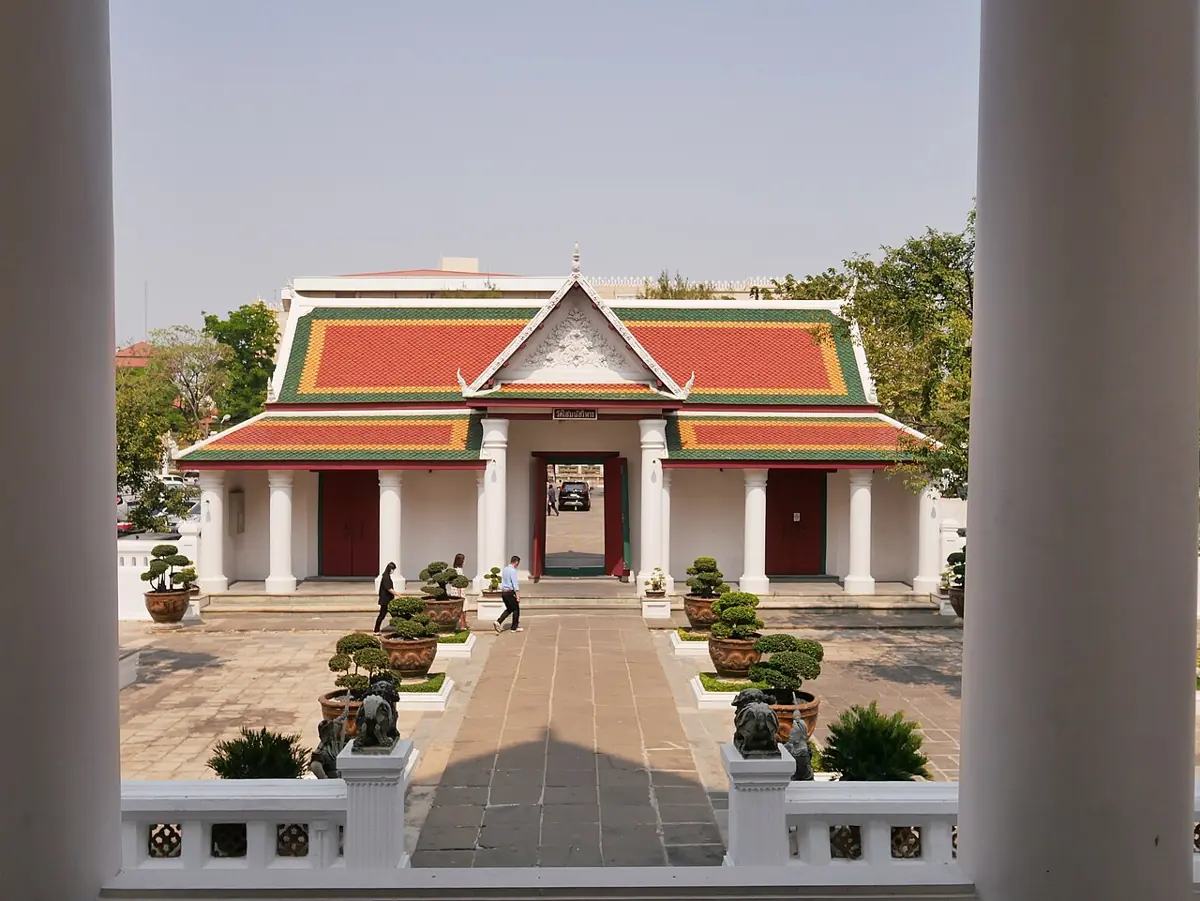 ลานหน้าอาคารในวัดโสมนัสวิหาร มองผ่านซุ้มประตู