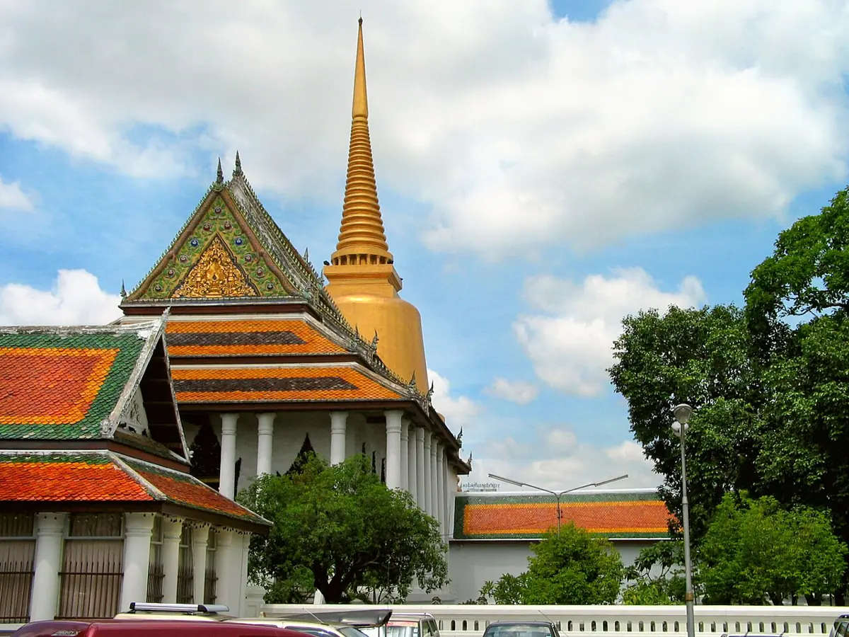 พระเจดีย์ทรงระฆังสีทองและอาคารหลังคาส้มในวัดโสมนัสวิหาร