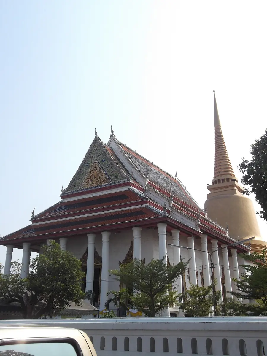 พระเจดีย์และอาคารหลังคาแดงของวัดโสมนัสวิหาร
