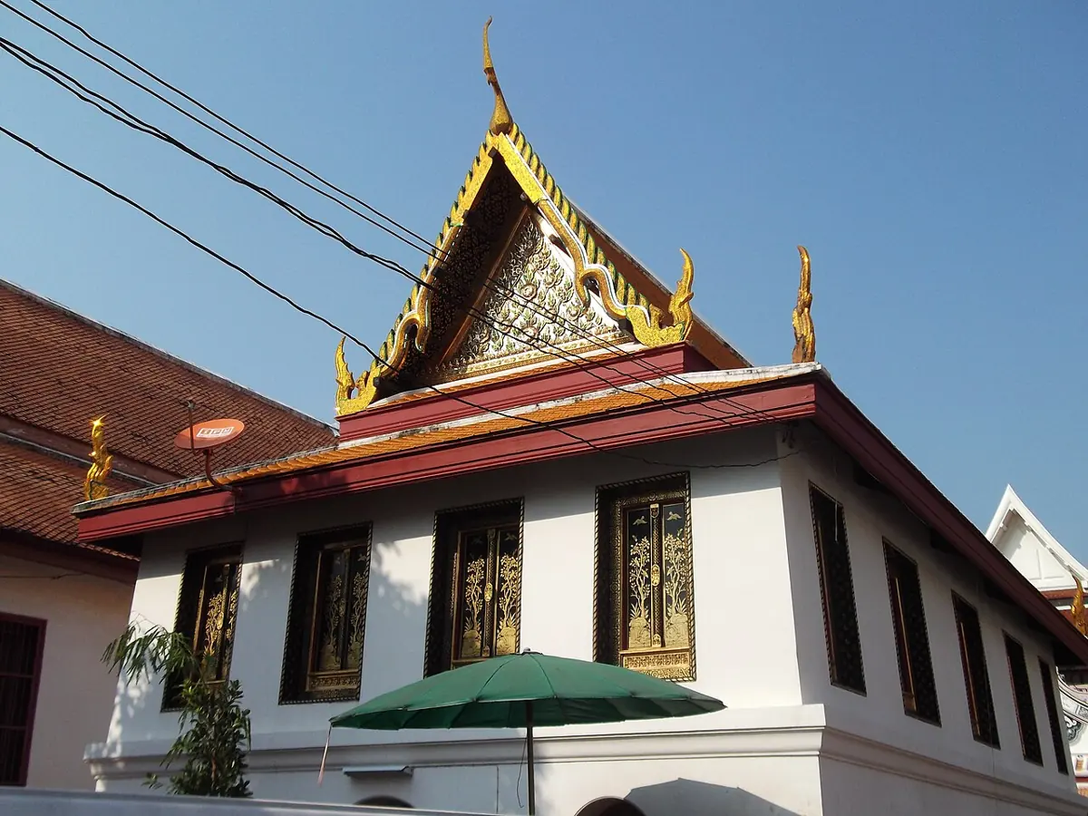 อาคารทรงไทยหน้าบันสีทองในวัดโสมนัส