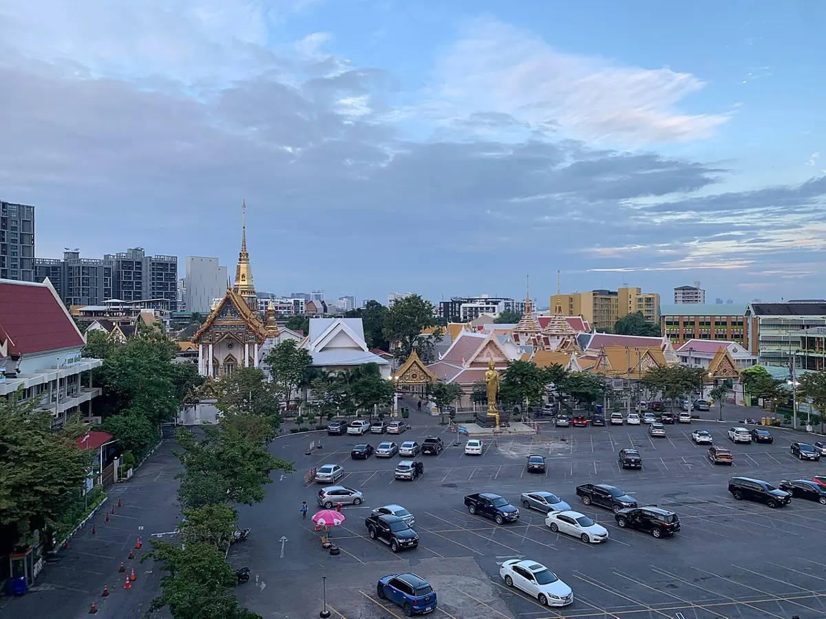 มุมสูงวัดธาตุทองกับลานจอดรถด้านหน้าและอาคารในวัด