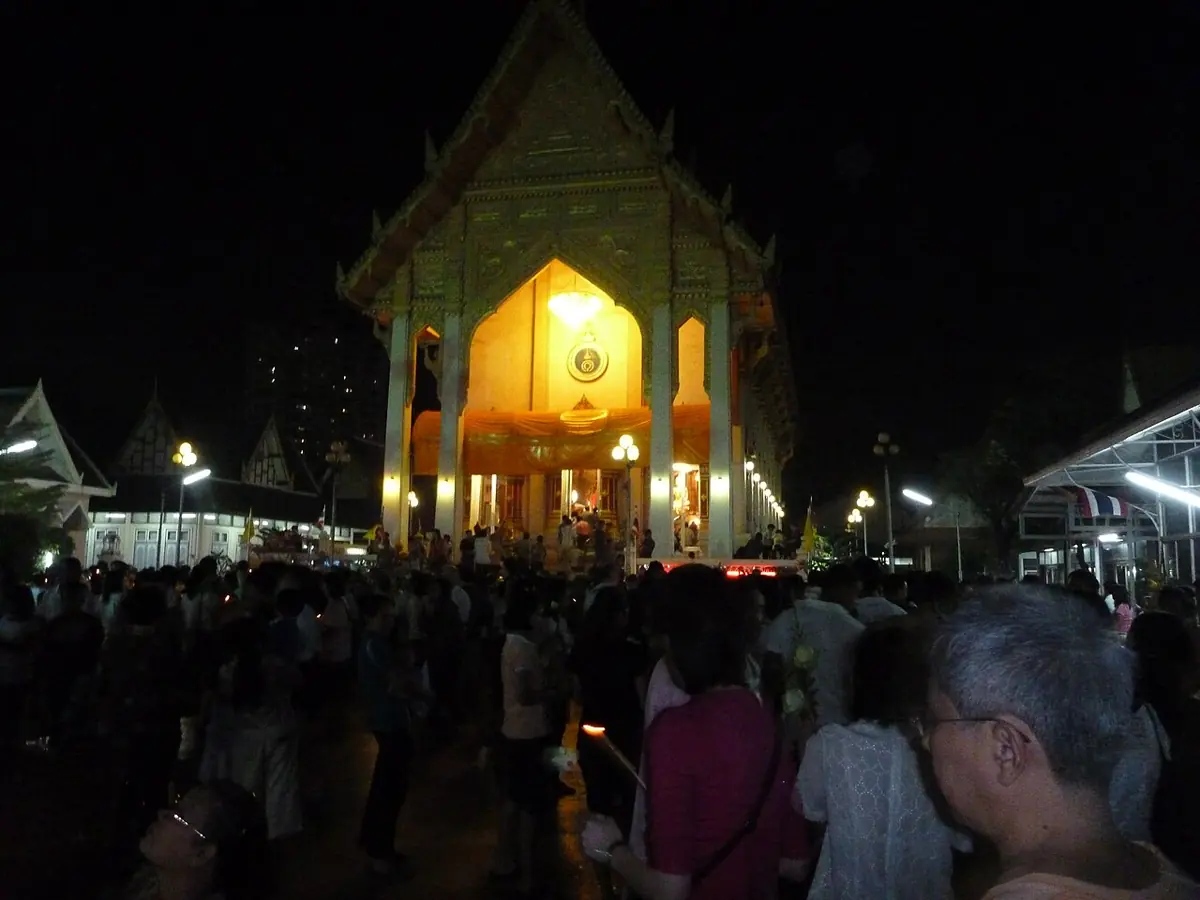 อาคารในวัดธาตุทองยามค่ำคืน