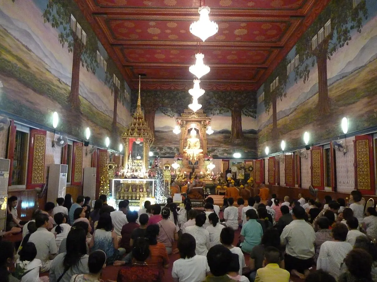 บรรยากาศภายในอาคารวัดธาตุทองขณะมีพิธีทางศาสนา