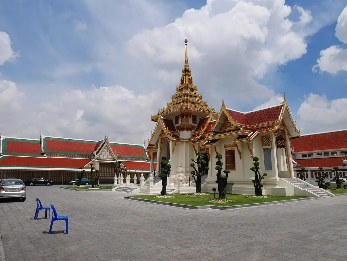 อาคารทรงไทยยอดสูงในลานวัดเทพศิรินทราวาส