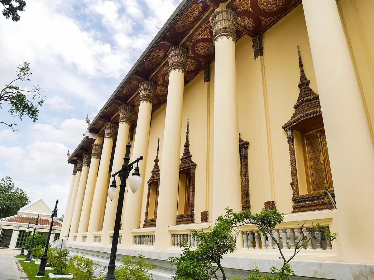 แนวเสาระเบียงพระอุโบสถวัดเทพศิรินทร์