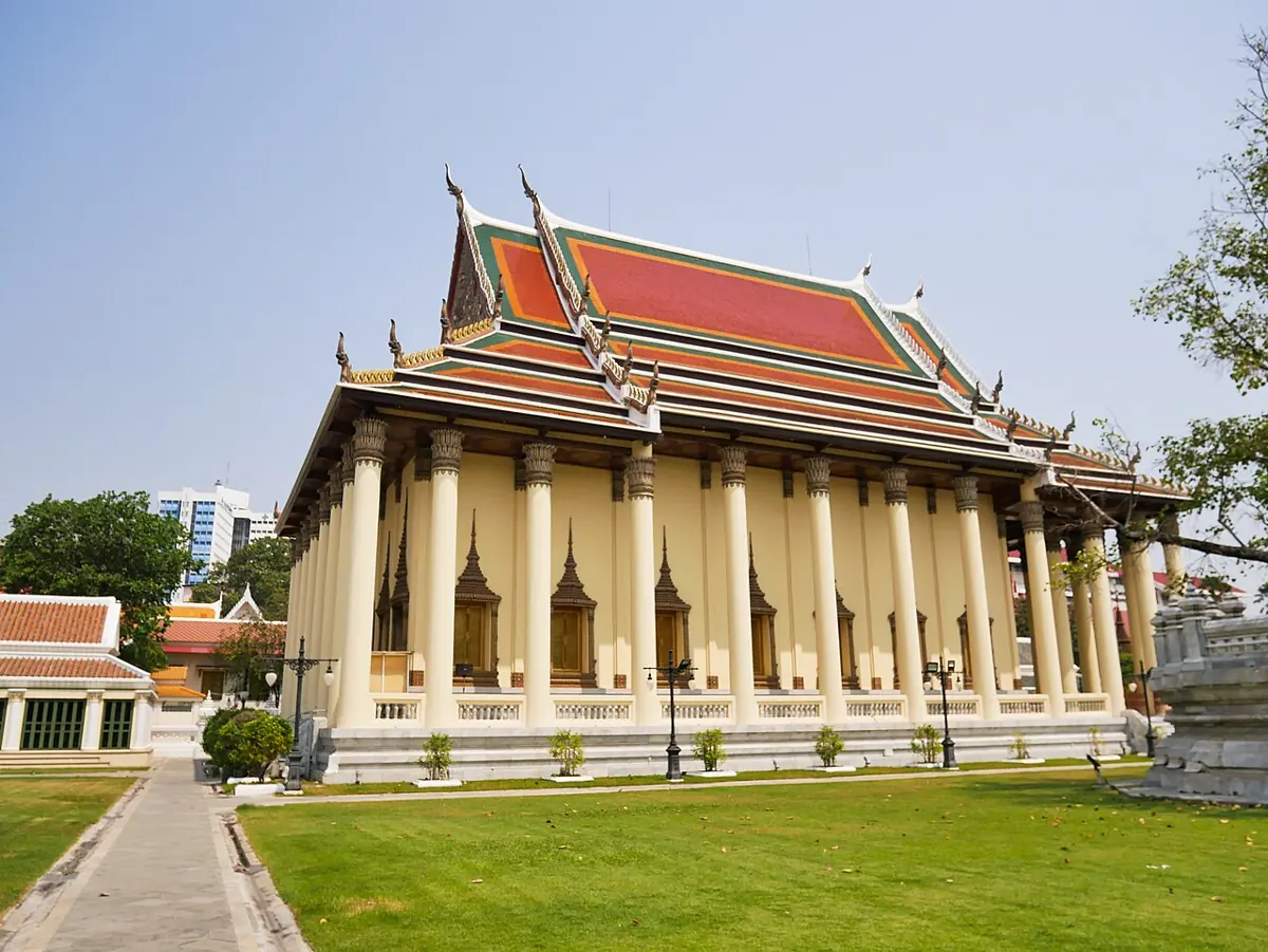 พระอุโบสถกับสนามหญ้าด้านข้าง วัดเทพศิรินทราวาส